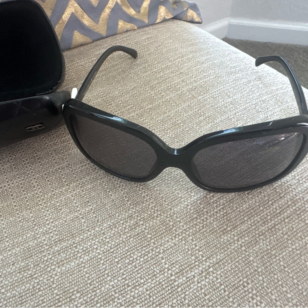 CHANEL Black Oversized Square Sunglasses with Gradient Lenses - Picture 3 of 4